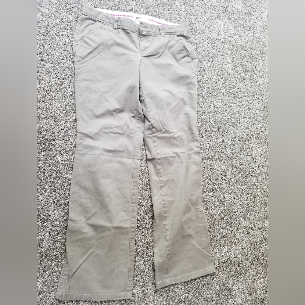 Old navy boot cut Khakis size 6 short low rise